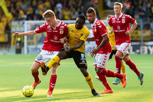 Kalmars Rasmus Elm och Elfsborgs Chinedu Obasi i kamp
