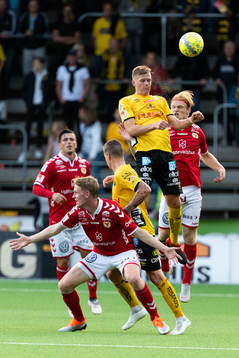 Elfsborgs Joakim Nilsson hoppar högs i nickduell med