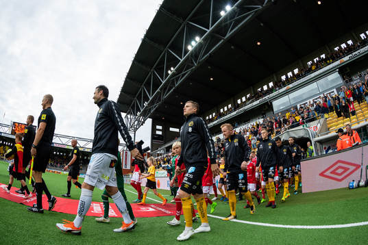 Spelarna kommer in till match