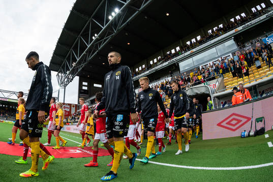 Spelarna kommer in till match