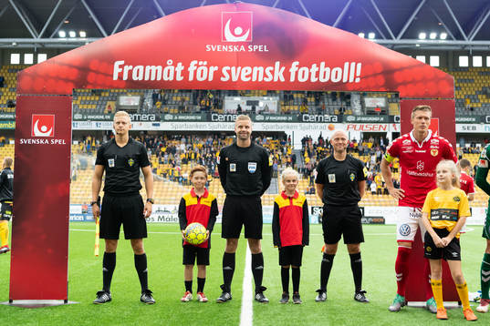 Domare Glenn Nyberg och assisterande domarna med DHL