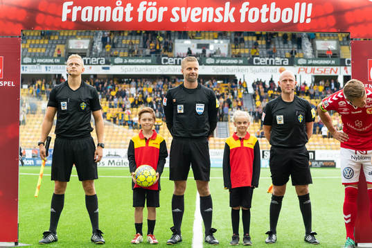 Domare Glenn Nyberg och assisterande domarna med DHL