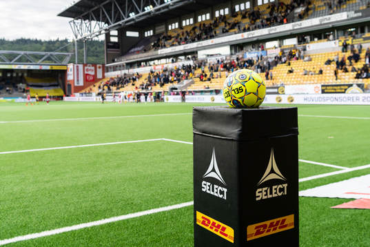 Matchboll på pelare med DHL och Select