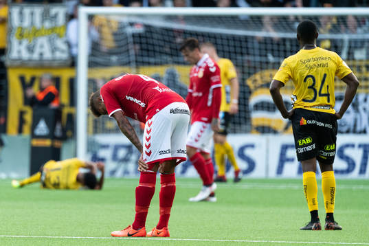 Spelare från båda lagen deppar