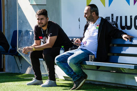 Dalkurds sportchef Adil Kizil (v) innan fotbollsmatchen i