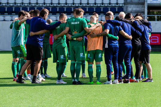 Dalkurds spelare innan fotbollsmatchen i Allsvenskan mellan