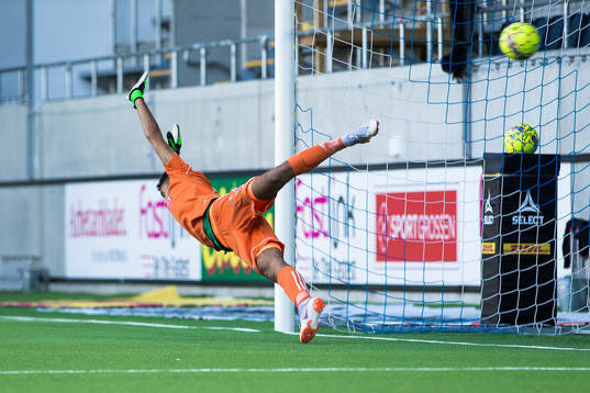 Dalkurds målvakt Sixten Mohlin släpper in 1-1 på straff