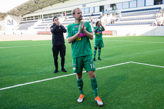 Dalkurds Markus Thorbjörnsson applåderar publiken