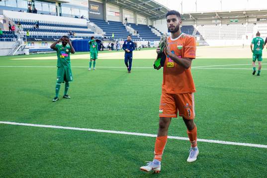 Dalkurds målvakt Sixten Mohlin applåderar publiken