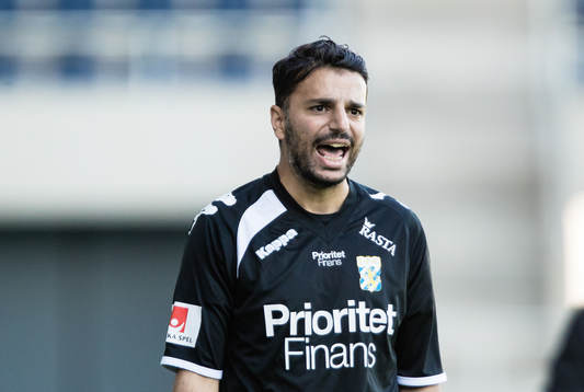 IFK Göteborgs tränare Poya Asbaghi reagerar