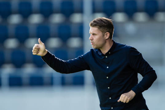 Dalkurds tränare Johan Sandahl gör tummen ?