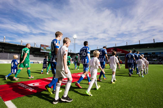 IFK Göteborgs och Dalkurds spelare gör entré på planen