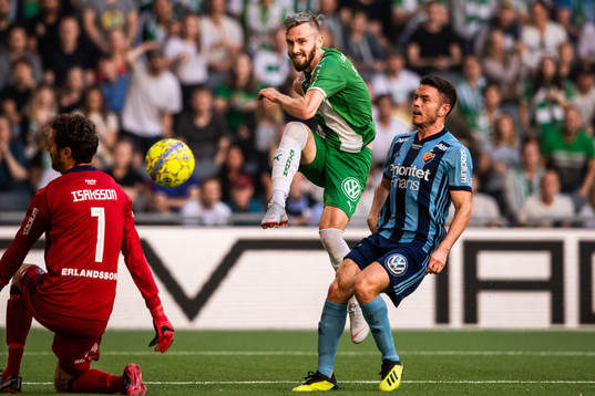 Hammarbys Simon Sandberg testar skott