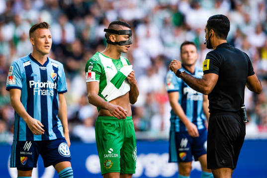 Hammarbys Nikola Djurdjic i samtal med Domare Mohammed