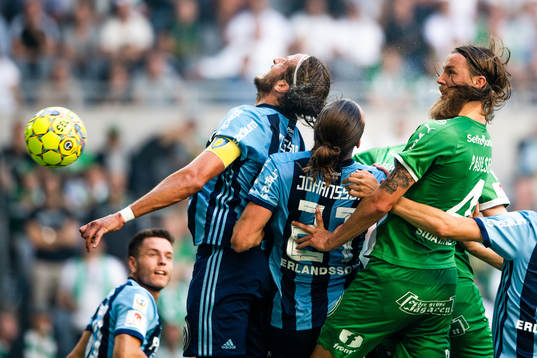 Hammarbys Björn Paulsen i en luftduell mot Djurgårdens
