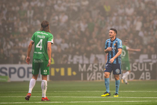 Djurgårdens Kerim Mrabti och Halmstads Andreas Hadenius i