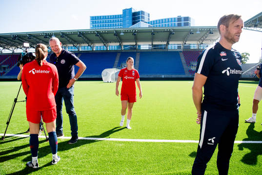 Maren Mjelde and Martin Sjögren, head coach of Norway