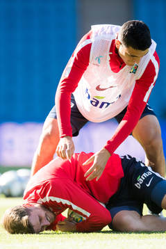 Håvard Nordtveit and Mohamed Elyounoussi of Norway
