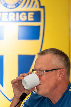 Sveriges förbundskapten Janne Andersson tar en klunk kaffe