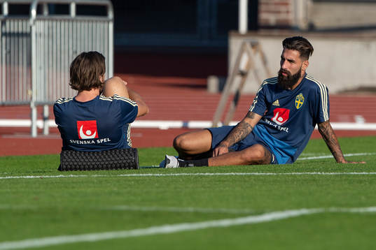Sveriges Jimmy Durmaz (h) och Gustav Svensson (v)