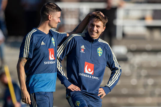 Sveriges Mikael Lustig (v) och Victor Nilsson Lindelöf (h)