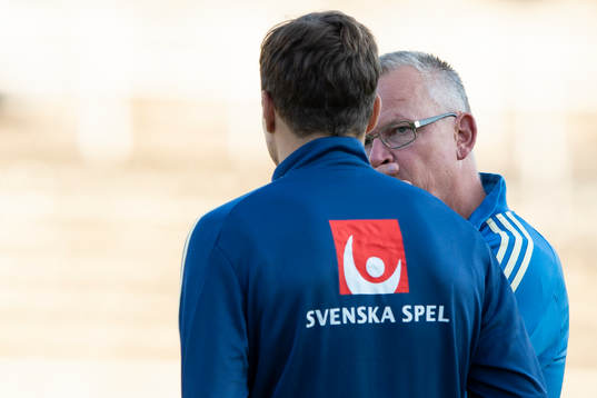 Sveriges förbundskapten Janne Andersson diskuterar med