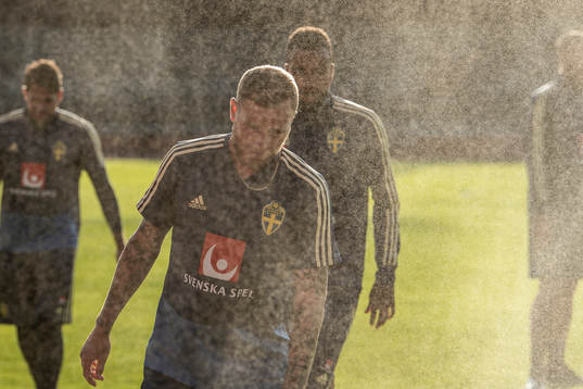Sveriges John Guidetti och Isaac Kiese Thelin går igenom
