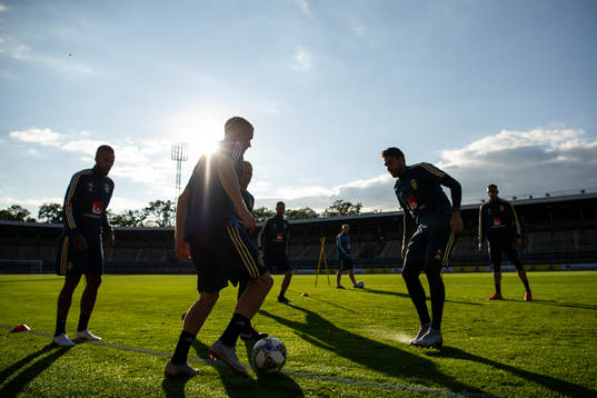 Sveriges spelare tränar i solen