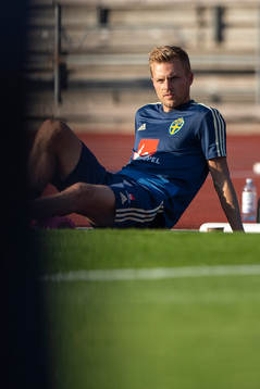 Sveriges Sebastian Larsson vilar