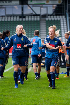 Stina Blackstenius och Mimmi Larsson värmer upp