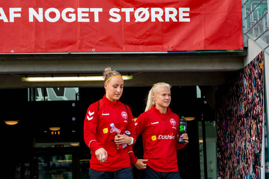 Sanne Troelsgaard och Pernille Harder komemr ut till en