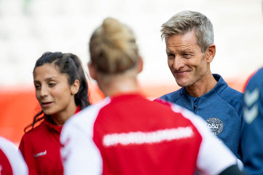 Förbundskapten Lars Søndergaard håller i en samling