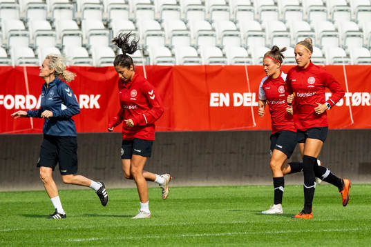 Danmarks spelare med bl.a Sanne Troelsgaard värmer upp