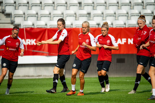 Danmarks spelare med bl.a Pernille Harder värmer upp