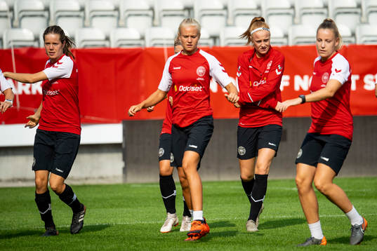 Danmarks spelare med bl.a Pernille Harder värmer upp