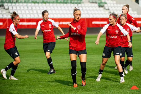 Danmarks spelare med bl.a Sanne Troelsgaard värmer upp