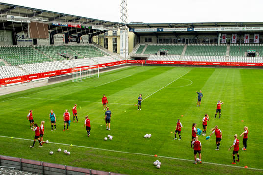 Översiktsbild över en träning med Danmarks damlandslag i