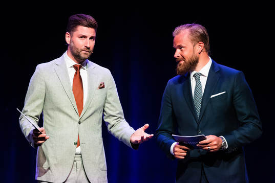 Konferencierna Björn Oldéen och Sanny Lindström