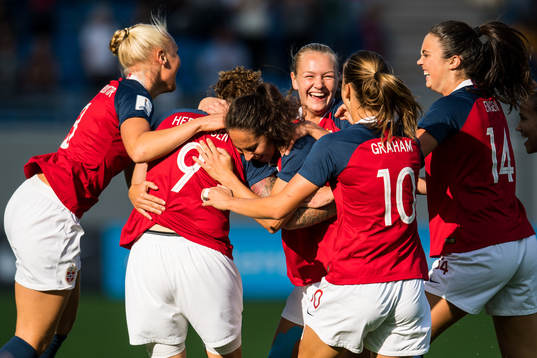 Isabell Herlovsen of Norway celebrates with teammates
