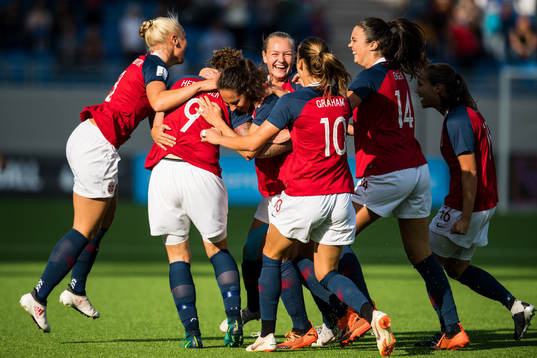 Isabell Herlovsen of Norway celebrates with teammates