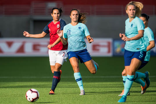 Ingrid Moe Wold of Norway and Lieke Martens of Netherlands