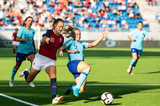 Caroline Graham Hansen of Norway and Kika van Es of