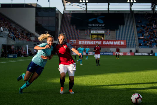 Jackie Groenen of Netherlands in action with Kristine Minde