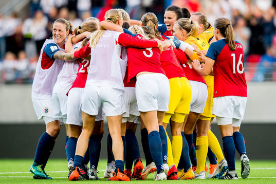 Isabell Herlovsen, Ingrid Syrstad Engen and the players of