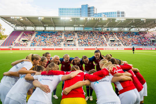 Ingrid Syrstad Engen and the players of Norway gather in a
