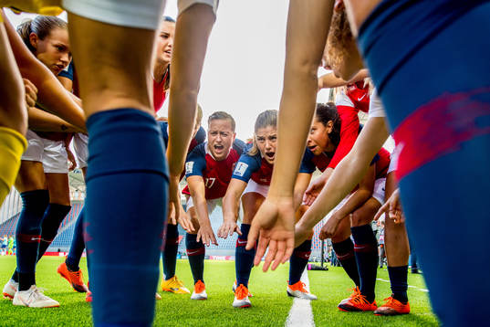 Kristine Minde, Maren Mjelde and the players of Norway