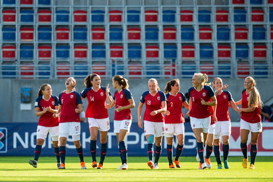 Players of Norway celebrates