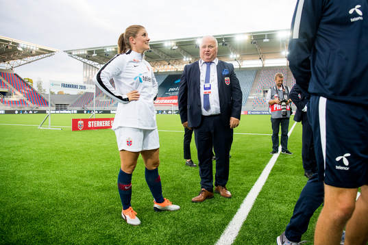 Maren Mjelde of Norway and Terje Svendsen, president of the
