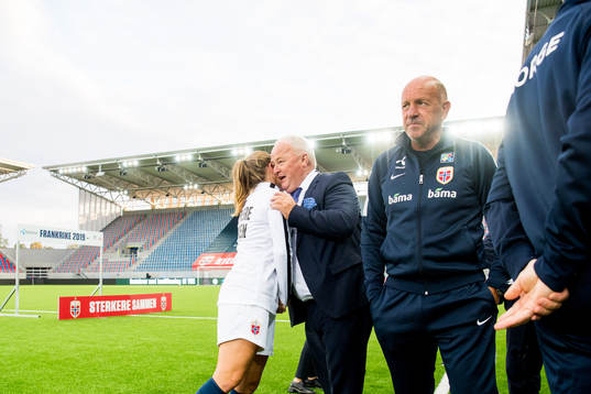 Maren Mjelde of Norway, Terje Svendsen, president of the