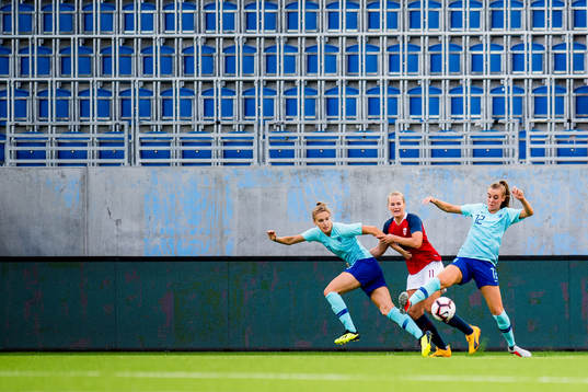 Lisa-Marie Karlseng Utland of Norway and Jill Roord of